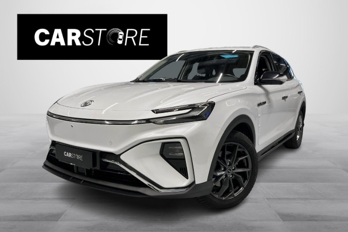 Luxury // ACC / CarPlay & Android Auto / Panorama / 2 x Renkaat / Keyless / 360 Kamera / Nahat!