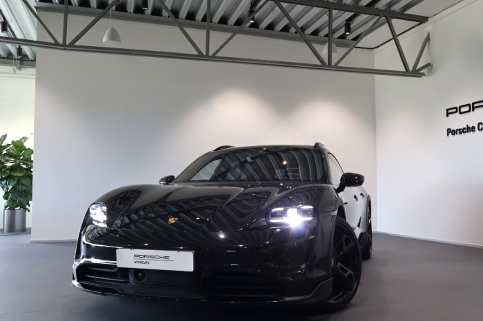 4 Cross Turismo 476HK