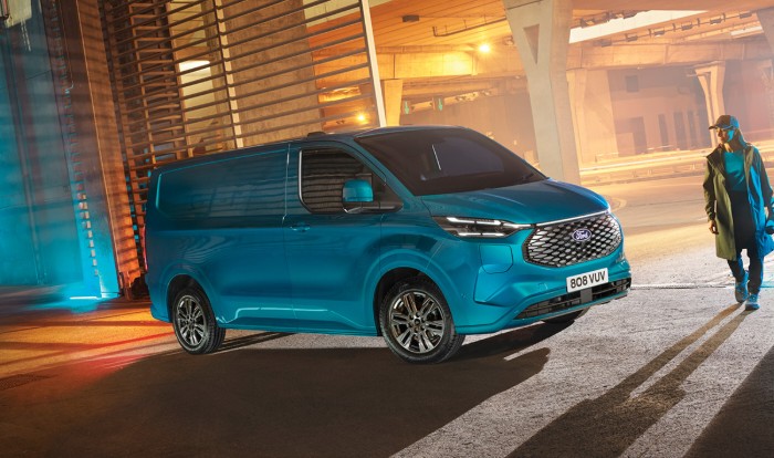V710 100kWh/136hk skåp