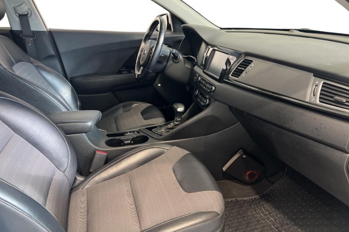 1,6 GDI Hybrid Edition DCT // Kaistavahti / 2x renkaat ja vanteet / Ratinlämmitin / Pysäkointitutkat