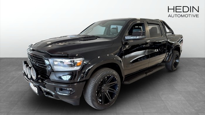 CREW CAB 4X4 LARAMIE BLACK EDITION V8