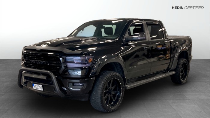 Crew Cab 5'7" Box 5.7 V8 HEMI 395hp Laramie