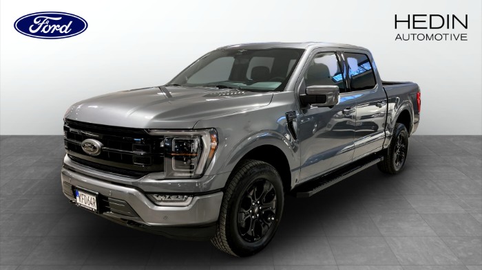 MY23 LARIAT BLACK EDI 4X4 5.0L V8 E85 406HP Flaklock eller Rolltop ingår till ett värde av 25 000:-