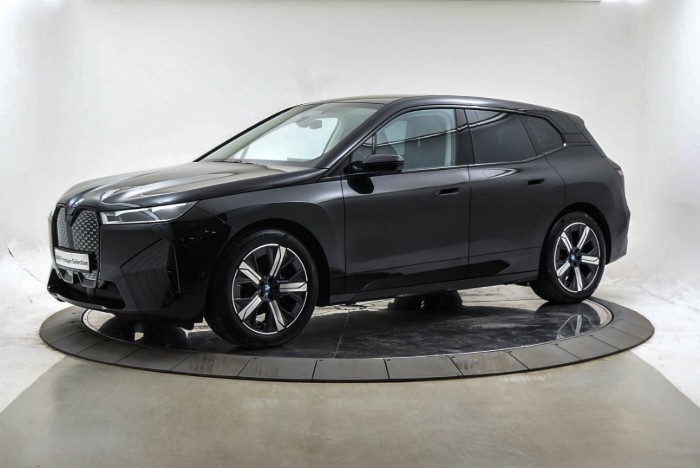 xDrive40 Charged Plus