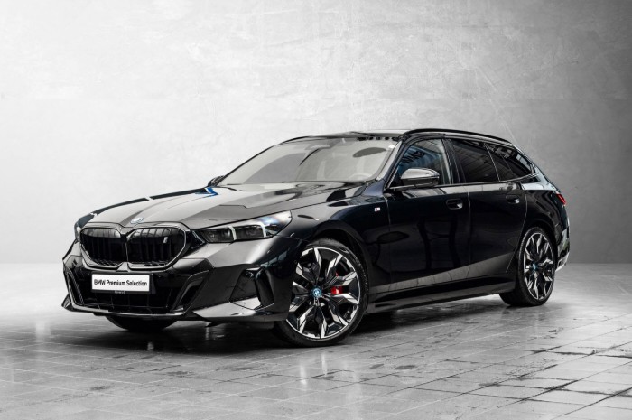 Touring xDrive40 Fully Charged Premium E (K)