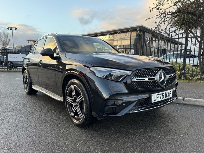 GLC 300 4MATIC AMG Line Premium (Panoramic sliding sunroof)